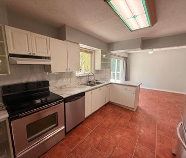 Upper Home In Abbotsford - Photo 6