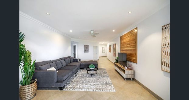 EXECUTIVE THREE-BEDROOM APARTMENT WITH OCEAN VIEWS - Photo 1