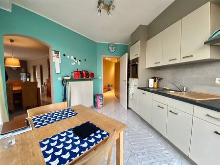 Ruim appartement met twee slaapkamers en terras - Photo 3