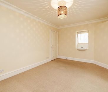 3 bedroom flat to rent - Photo 4