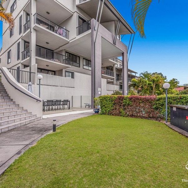 Perfect location in Toowong, Top notch garden, furnished two bedroom apartment - Photo 1