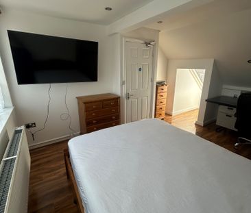 Church Rise, Chessington - Photo 3