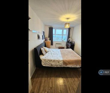 1 bedroom in a flat share to rent - Photo 2