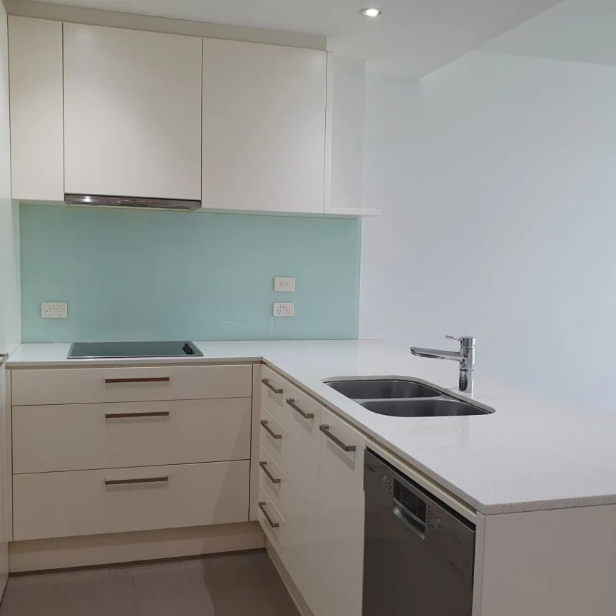 LUXURY 3-BEDROOM APARTMENT, WALKING DISTANCE TO WESTFIELD SHOPPING CENTRE WEST LAKES - Photo 1