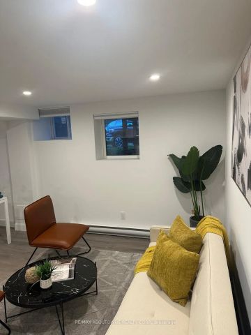 66 Wellington Street S #lower - Photo 2