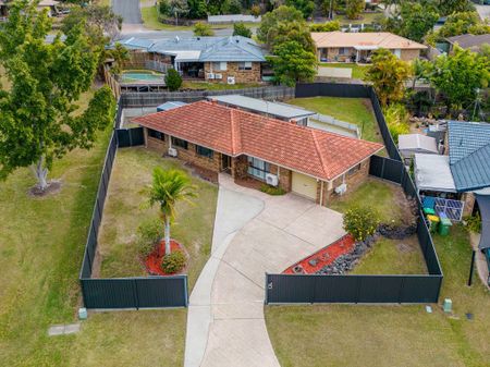 Spacious Family Home in Prime Helensvale Location - Photo 2