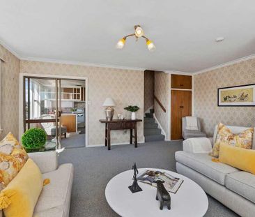 Spacious 2 Bedroom Sunny Unit - Photo 2