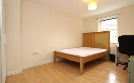 *** STUDENT HOUSE - £750pppm BILLS INCLUDED!!! *** A grand five double bedroom student house offered on a fully furnished basis with bills included. The property is available from August 2026. - Photo 3