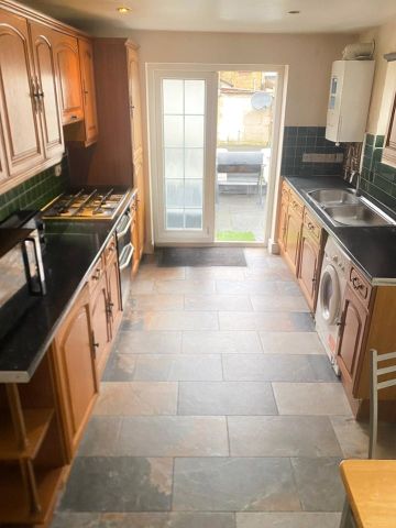 Room in a Shared House, Spacious Double Room In Streatham, SW16 - Photo 5