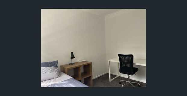 PRIVATE ROOM WITH AIR CON & PRIVATE ENSUITE - PERFECT FOR STUDENTS CLOSE TO QUT! - Photo 1