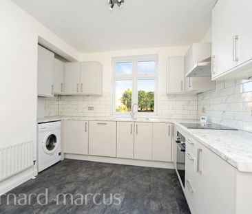 Edenfield Gardens, Surrey, Worcester Park - Photo 3