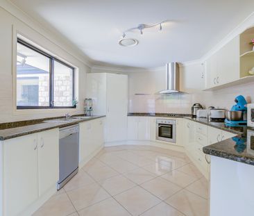 FAMILY HOME WITH POOL AND HINTERLAND VIEWS - Break Lease - Photo 6