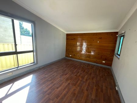 Charming 3-Bedroom Home - Photo 3