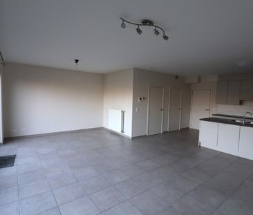 Een recent gelijkvloers appartement met 2 slaapkamers, tuin, autost... - Photo 3