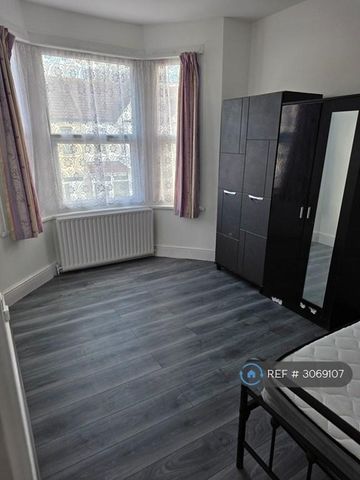 4 bedroom terraced house to rent - Photo 3
