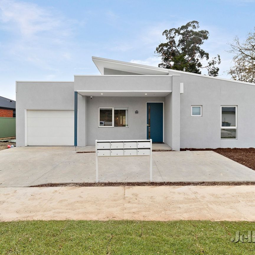 8/9 Nyora Grove, Mount Helen - Photo 1