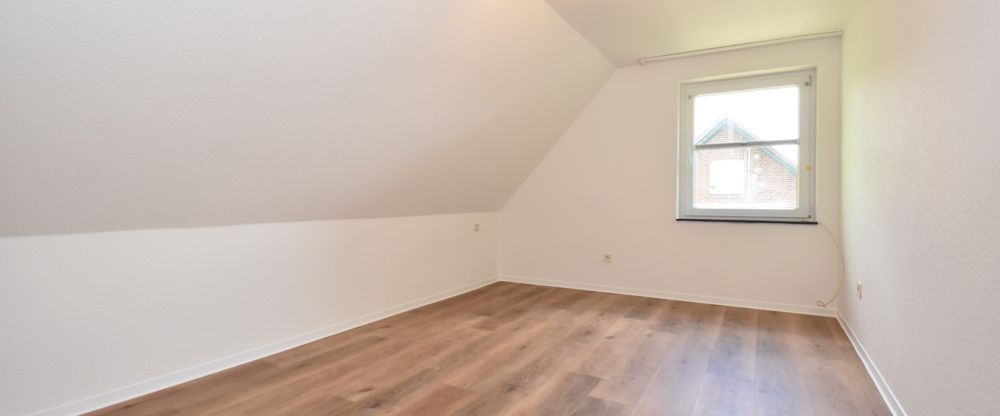 Licht, Luft und Land - Dachgeschosswohnung mit Balkon und Einbauküche in Bösel - Photo 1