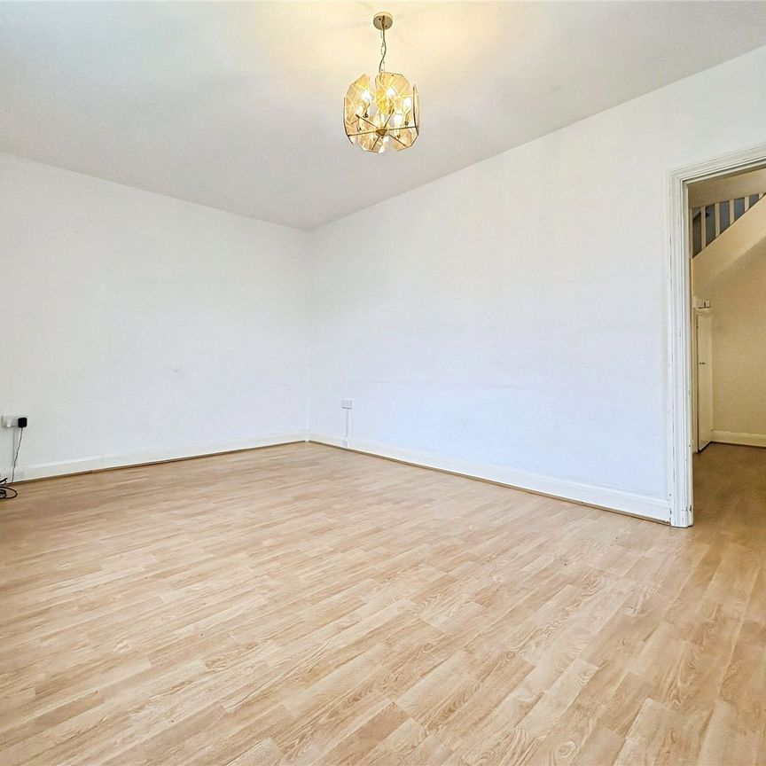 Central Avenue, Hounslow, TW3 2RQ - Photo 1