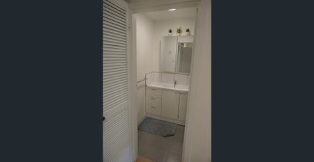 Furnished 2 bedroom ground floor unit in a prime location! - Photo 3