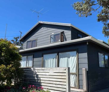 Central Location – Spacious 4-Bedroom Family Home - Photo 2