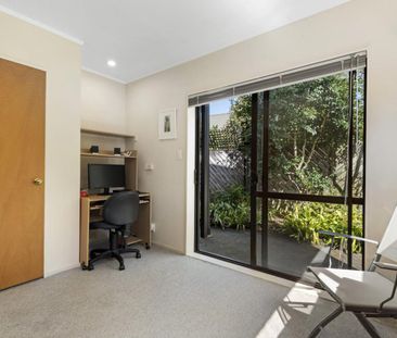 Sunny and light, brick and cedar townhouse - Photo 5