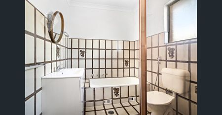 Oversized and spacious - town house style split level! - Photo 4