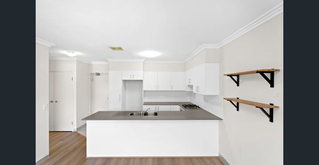 Light-Filled, Air-Conditioned Apartment in Prime Brookvale Location - Photo 1