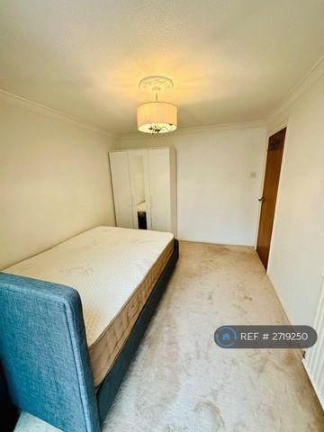 1 bedroom in a house share to rent - Photo 3