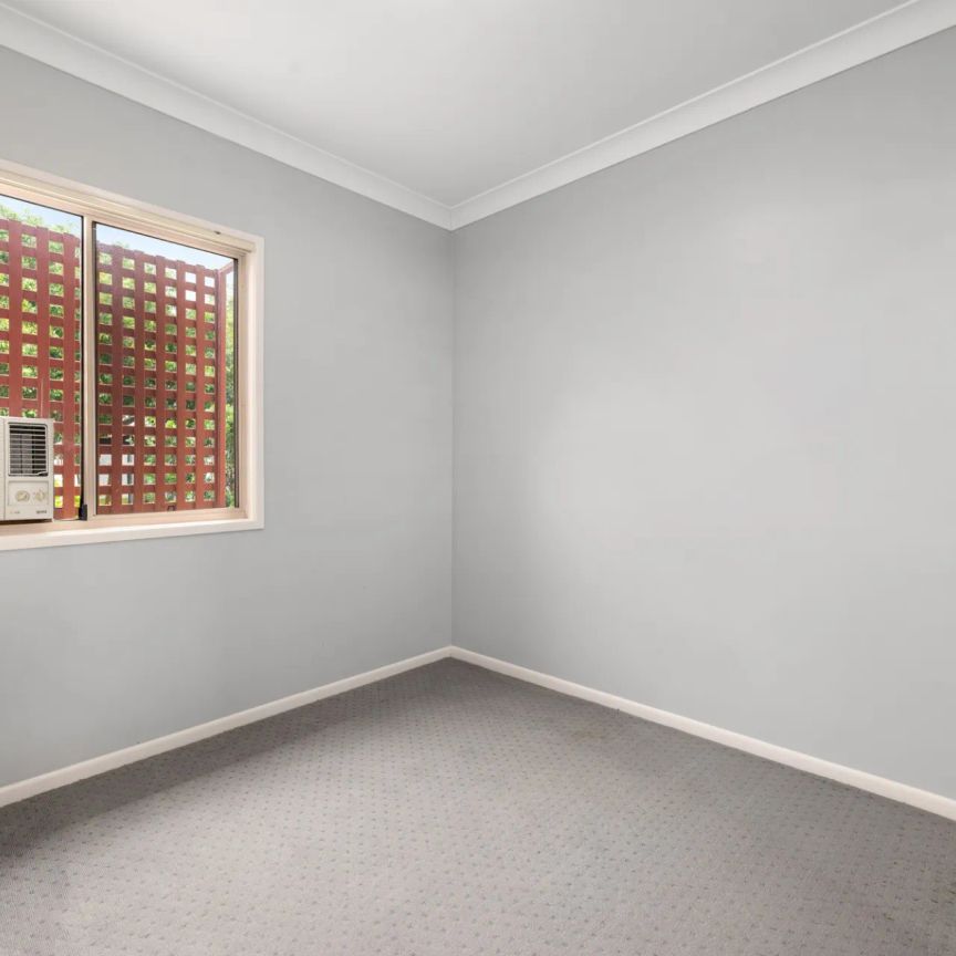 Spacious Renovated Townhouse with Private Courtyard – Boutique Yeerongpilly Living - Photo 1