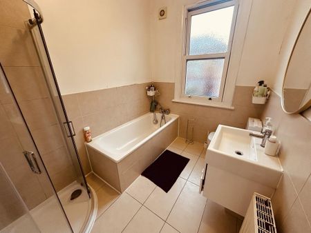 1 bedroom in a house share to rent - Photo 3