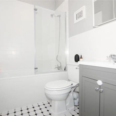 2 bedroom flat in London - Photo 3