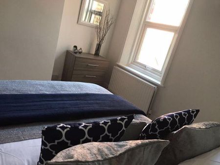 1 bedroom in a flat share to rent - Photo 5