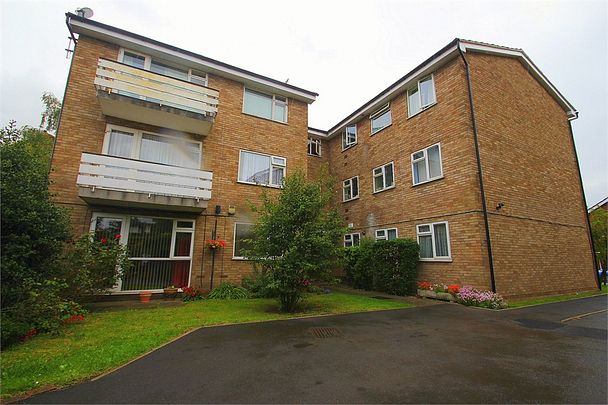 2 bed flat to rent in Laburnum Grove, Langley, SL3 - Photo 1