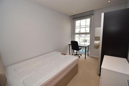 3 bedroom flat to rent - Photo 4