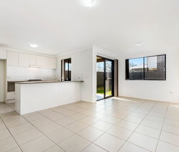 SPACIOUS FAMILY HOME IN QUIET STREET - Photo 1