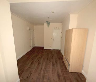 Studio Flat, North Circular Road, NW10 - Photo 4