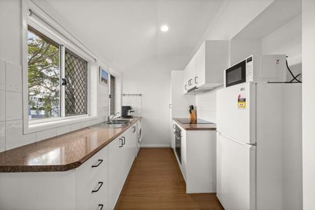 Location Location! - Freshly renovated unit 4km to CBD & 1km from the Gabba. - Photo 2