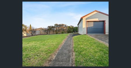 3 BEDROOM COASTAL CHARM - Photo 2