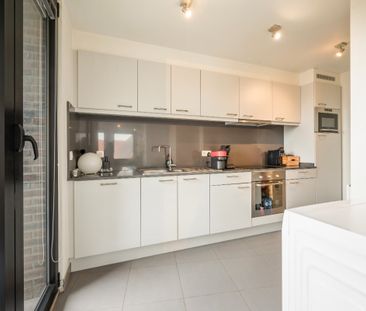 Leuk lichtrijk appartement met 2 slaapkamers en terras - Photo 1