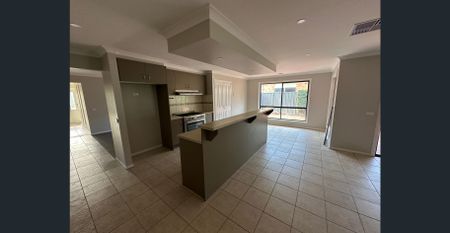 4 bedrooms plus study & 3 living areas - Photo 5