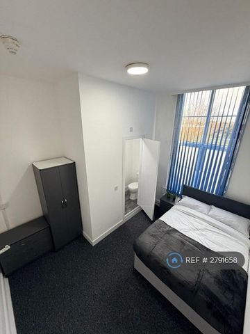 1 bedroom in a house share to rent - Photo 2