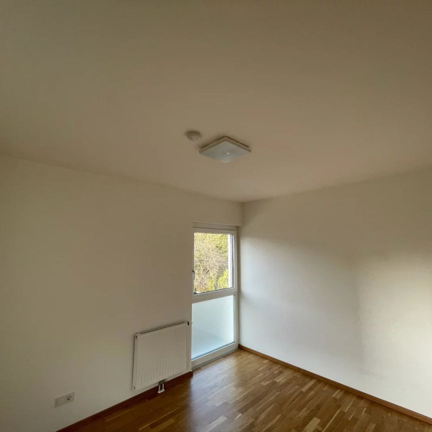 Neuwertige Singlewohnung mit Balkon in zentraler Lage ...! - Photo 1