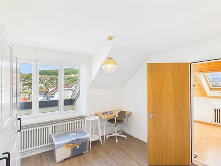 Spacious attic apartment in a prime location in Frenkendorf - Foto 5