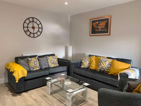 Centrally Located 6 Bedroom House Share - Grove Lane Room 6 - Photo 4