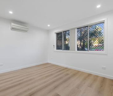 Renovated Three Bedroom House with Study & Sun Room - Photo 3
