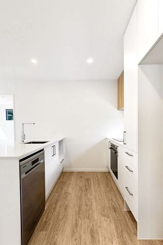 Beautiful 3-Bedroom in Te Atatu Peninsula - Photo 3