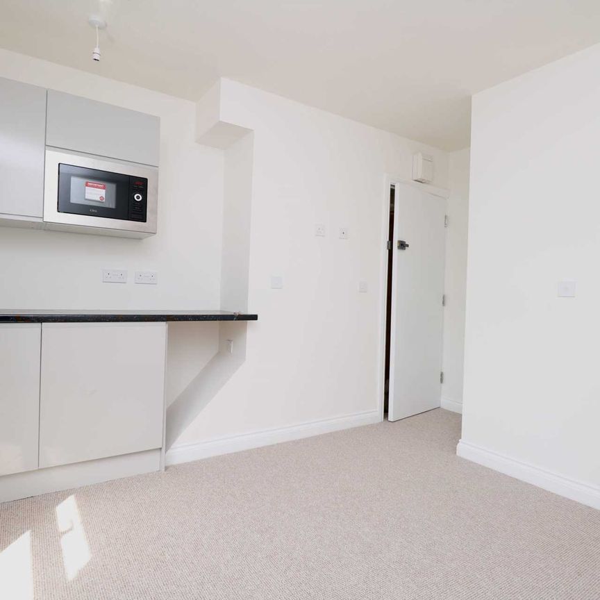 Price £845 pcm - Available Now - Part Furnished - Photo 1