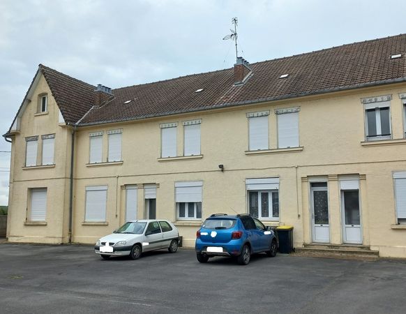 Secteur calme, situé dans une ancienne gendarmerie - Photo 1