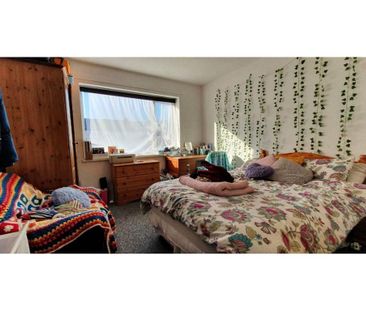 3 bedroom flat to rent - Photo 4