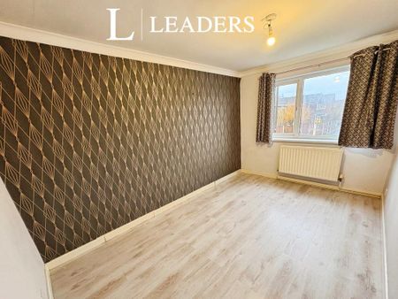 4 bedroom detached house to rent - Photo 2